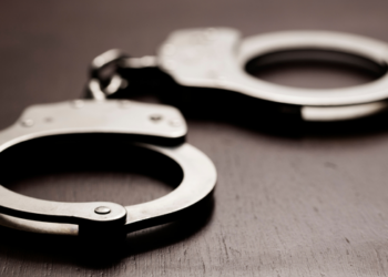 Pastor é preso no Rio de Janeiro suspeito de cometer ato obsceno diante de uma mulher e do filho dela, de 8 anos. Polícia investiga histórico de denúncias.