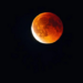 “Lua de Sangue” foi vista do Brasil durante eclipse que cobriu quase todo o disco lunar. Entenda como ocorreu o fenômeno.