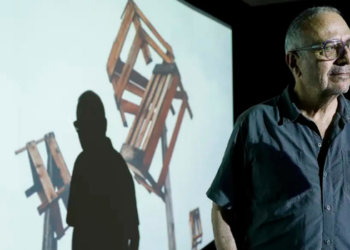 Exposição “Não Somos Mula”, de Rogério Reis, reúne 120 fotografias sobre o cotidiano e os instrumentos de trabalho dos ambulantes nas praias do Rio.