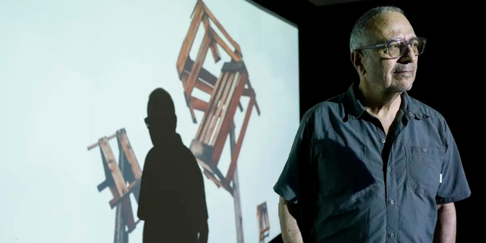 Exposição “Não Somos Mula”, de Rogério Reis, reúne 120 fotografias sobre o cotidiano e os instrumentos de trabalho dos ambulantes nas praias do Rio.
