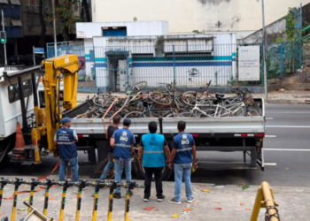 Operação de ordenamento urbano retira 40 carcaças de bicicletas abandonadas e libera passagem de pedestres em Copacabana, na Zona Sul do Rio.