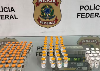 Apreensões de medicamentos emagrecedores no Galeão cresceram 118% em 2026. PF recolheu 1.734 unidades e prendeu 18 pessoas.