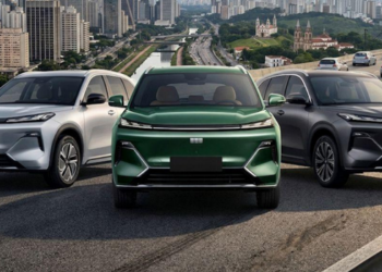 Carros chineses chegam a 52,4% dos importados pelo Brasil em 2026, enquanto vendas de eletrificados crescem 120,8%.