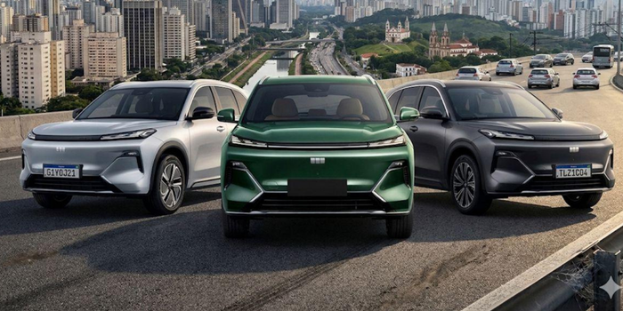 Carros chineses chegam a 52,4% dos importados pelo Brasil em 2026, enquanto vendas de eletrificados crescem 120,8%.