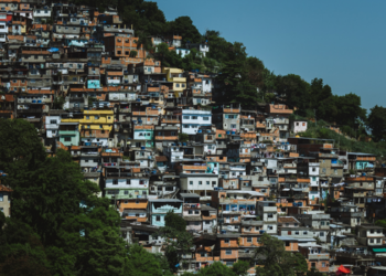 Felipe Curi debateu no Direto da Redação a “lei do silêncio” nas favelas, a narcocultura e investigações sobre eventuais vínculos com facções criminosas.