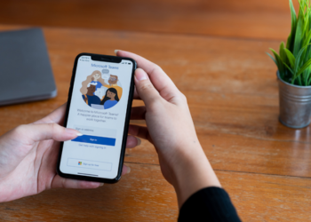 Teste da Anistia Internacional aponta que o Facebook aprovou oito anúncios com desinformação sobre as eleições brasileiras.