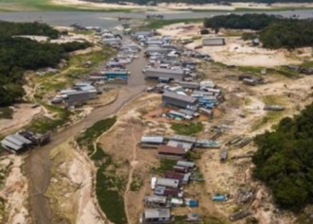 Seca avança no Amazonas e deixa 15 municípios em alerta. Vazante dificulta transporte e abastecimento, e Humaitá decreta emergência.