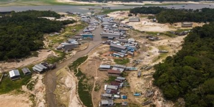 Seca avança no Amazonas e deixa 15 municípios em alerta. Vazante dificulta transporte e abastecimento, e Humaitá decreta emergência.