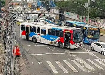Operação da PM na Zona Norte do Rio termina com quatro presos, apreensão de armas e bloqueios com 18 ônibus. Pelo menos 33 linhas tiveram itinerários afetados.