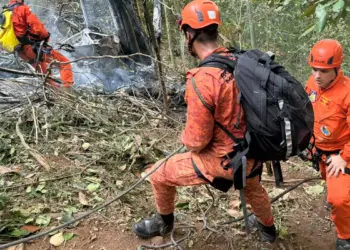 Helicóptero cai em área de mata na Vista Chinesa, no Rio, e deixa quatro mortos. Bombeiros atuaram no resgate e controlaram incêndio no local.