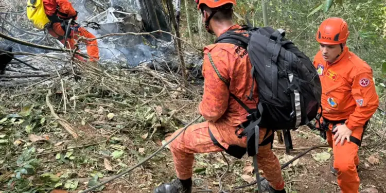 Helicóptero cai em área de mata na Vista Chinesa, no Rio, e deixa quatro mortos. Bombeiros atuaram no resgate e controlaram incêndio no local.