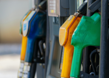 Gasolina E32 começa a ser comercializada no Brasil com 32% de etanol anidro. Veja o que muda, os testes realizados e os próximos passos.