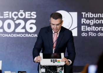 TRE-RJ abre urna eletrônica durante demonstração técnica e explica mecanismos de segurança, armazenamento de votos, auditorias e funcionamento do sistema eleitoral.