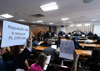 Especialistas discutem no Congresso regras para inteligência artificial, direitos autorais, jornalismo, transparência e uso de conteúdos no treinamento de sistemas de IA.