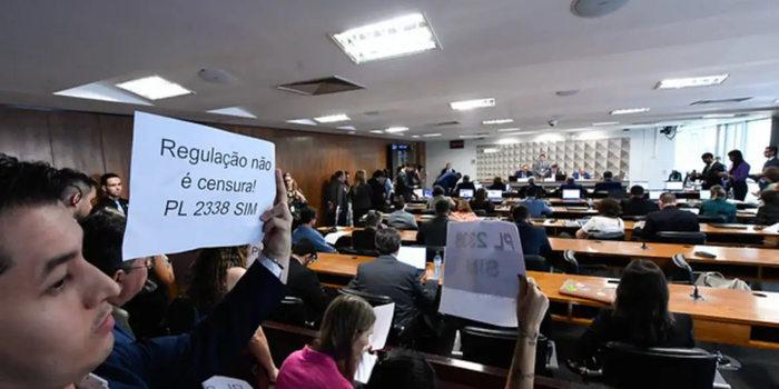 Especialistas discutem no Congresso regras para inteligência artificial, direitos autorais, jornalismo, transparência e uso de conteúdos no treinamento de sistemas de IA.