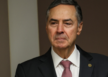 Ex-ministro do STF Luís Roberto Barroso está internado em São Paulo após intoxicação alimentar. Assessoria informa evolução positiva.