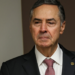 Ex-ministro do STF Luís Roberto Barroso está internado em São Paulo após intoxicação alimentar. Assessoria informa evolução positiva.