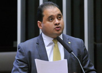 Polícia Federal cumpre 18 mandados em nova fase da Operação Sem Desconto para investigar possível lavagem de dinheiro ligada a fraudes em benefícios do INSS.