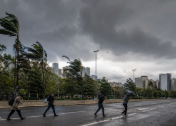 Nova frente fria deve provocar ventos fortes no Sudeste entre quinta e sábado, com rajadas acima de 90 km/h em áreas de São Paulo e Rio de Janeiro.