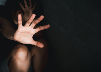 Polícia Civil do Rio lança Programa Salas Lilás para ampliar o acolhimento de mulheres e meninas vítimas de violência de gênero em delegacias e no IML.