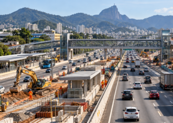 Obras de ampliação e modernização da Via Dutra no trecho fluminense incluem novas faixas, vias marginais, acessos e estruturas de segurança.