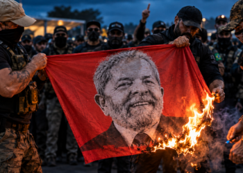 Vídeo de grupo queimando bandeira com rosto de Lula repercute nas redes