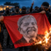 Vídeo de grupo queimando bandeira com rosto de Lula repercute nas redes