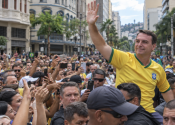 Flávio Bolsonaro participa de motociata e refaz, em Juiz de Fora, parte do percurso realizado pelo pai em 2018.