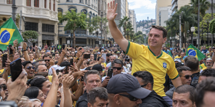 Flávio Bolsonaro participa de motociata e refaz, em Juiz de Fora, parte do percurso realizado pelo pai em 2018.