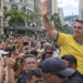 Flávio Bolsonaro participa de motociata e refaz, em Juiz de Fora, parte do percurso realizado pelo pai em 2018.