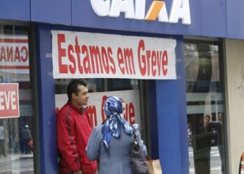 Greve da Caixa continua após rejeição da proposta para o novo acordo coletivo. Saúde Caixa é o principal ponto de divergência.