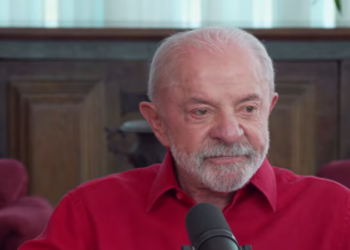 Lula afirma que críticas de Flávio Bolsonaro a Alexandre de Moraes têm origem em decisões anteriores ao caso Banco Master. Declarações foram feitas ao podcast Desce a Letra.