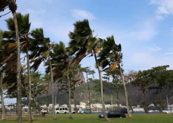 Frente fria provoca mudança no tempo do Rio nesta terça-feira (22), com chuva, raios e rajadas de vento que podem superar 76 km/h.