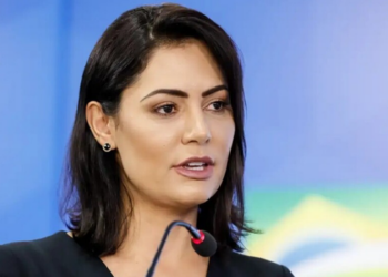 Alexandre de Moraes autoriza cinco familiares de Jair Bolsonaro a realizar visitas permanentes durante o cumprimento da prisão domiciliar em Brasília.