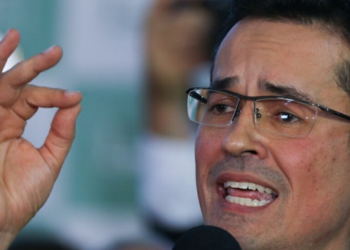 TSE mantém suspensão da campanha de Deltan Dallagnol ao Senado pelo Paraná, enquanto ex-deputado questiona relação entre ministros.