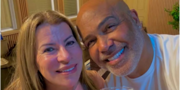 Viúva de Rick, Geralda Helena Carvalho homenageou o cantor e relembrou os 42 anos de relacionamento após a morte do sertanejo.