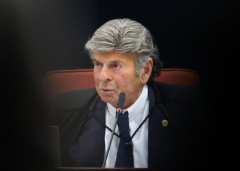 Plataformas têm 24 horas para retomar retirada de conteúdos após Fux suspender decisão de Dino; plenário do STF ainda decidirá a disputa.