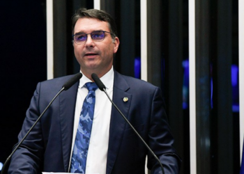 Flávio Bolsonaro viajou em 2025 em um jato ligado à Prime You, empresa que tinha Daniel Vorcaro como sócio. A aeronave também foi usada por Alexandre de Moraes.