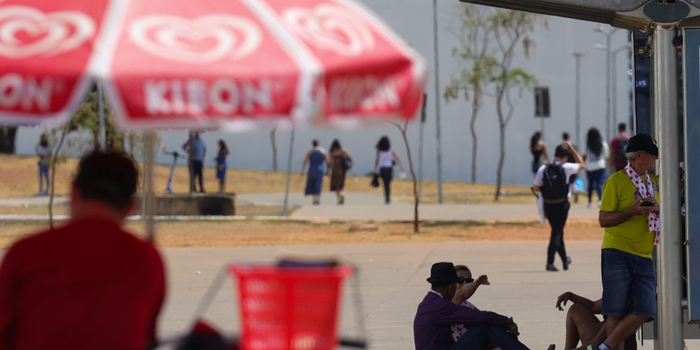 Onda de calor começa neste sábado (26) e leva alerta vermelho do Inmet a áreas do Centro-Sul, com temperaturas que podem chegar a 41°C.