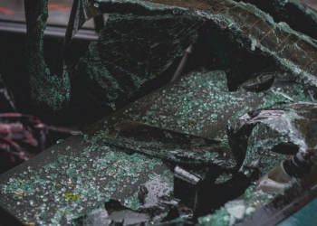 Colisão entre dois carros na RJ-116, em Duas Barras, deixou mãe e bebê de quatro dias mortos. Pai e outra criança ficaram feridos.