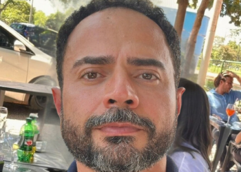 Defesa de Flávio Bolsonaro apresenta notícia-crime contra servidor da Secom e pede prisão preventiva e busca de equipamentos por republicações sobre Nossa Senhora Aparecida.