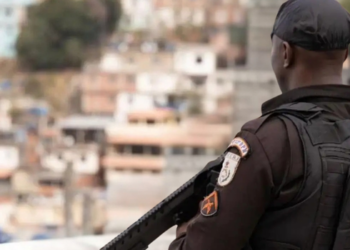 Operação da PM no Complexo da Maré deixa um morto e quatro feridos, apreende armas e drogas e afeta escolas e unidades de saúde.