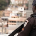 Operação da PM no Complexo da Maré deixa um morto e quatro feridos, apreende armas e drogas e afeta escolas e unidades de saúde.