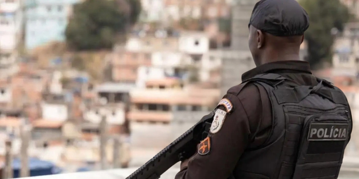 Operação da PM no Complexo da Maré deixa um morto e quatro feridos, apreende armas e drogas e afeta escolas e unidades de saúde.