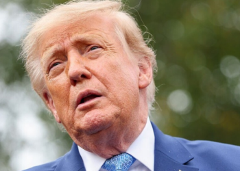 Trump reúne executivos de tecnologia na Casa Branca e anuncia acordo voluntário para ampliar a segurança e a autorregulação da inteligência artificial.