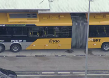 Passageiro morre após ser atingido por disparo dentro de ônibus do BRT em Jacarepaguá, durante operação da PM na região de Curicica.