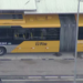 Passageiro morre após ser atingido por disparo dentro de ônibus do BRT em Jacarepaguá, durante operação da PM na região de Curicica.