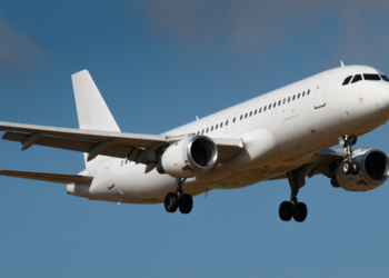 Passageiro foi proibido de voar por seis meses após expor a genitália e urinar em área comum de avião da Azul entre Belém e Campinas.