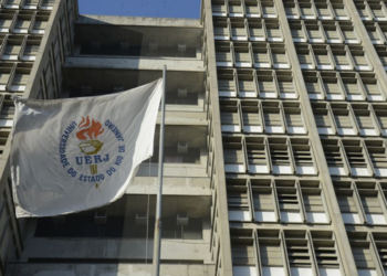 Justiça do Rio aumenta para R$ 35 mil a indenização de três estudantes que relataram discriminação racial durante prova seletiva da Uerj.