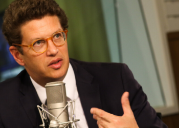 Ricardo Salles usa condenação de ex-assessor ligado a André do Prado em novo embate pela disputa ao Senado em São Paulo.